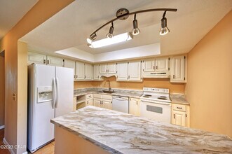 7129 S Lagoon Dr in Panama City Beach, FL - Foto de edificio - Building Photo