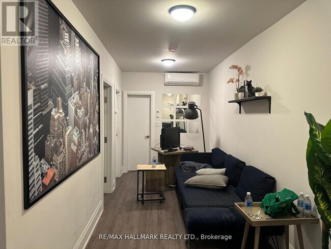 595 St Clair Ave W in Toronto, ON - Building Photo - Building Photo