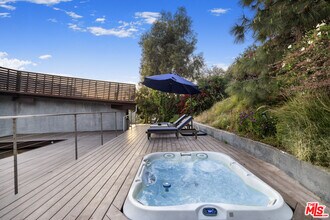 1735 Summitridge Dr in Beverly Hills, CA - Building Photo - Building Photo