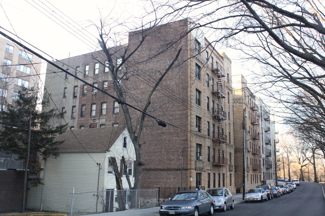 3830 Bronx Blvd in Bronx, NY - Building Photo