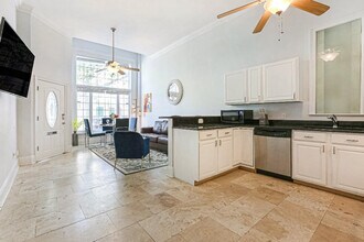 1210 Carondelet St in New Orleans, LA - Building Photo - Building Photo