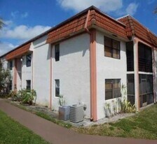 851 NE 207th Terrace in Miami, FL - Building Photo