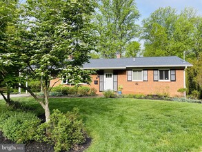 8 Briggs Ct in Silver Spring, MD - Foto de edificio - Building Photo