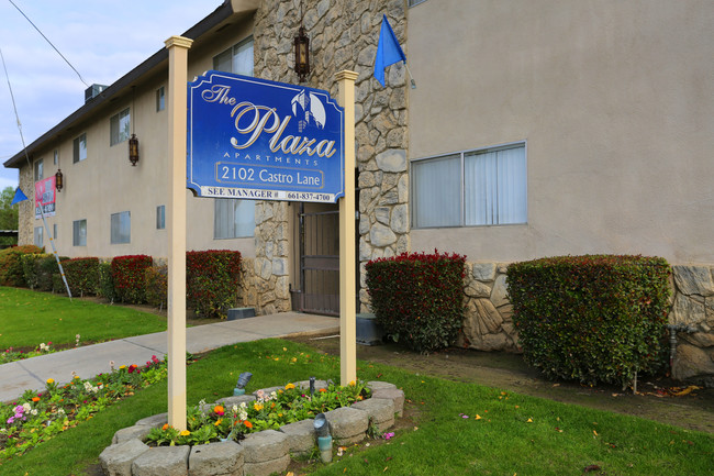 The Plaza in Bakersfield, CA - Building Photo - Building Photo