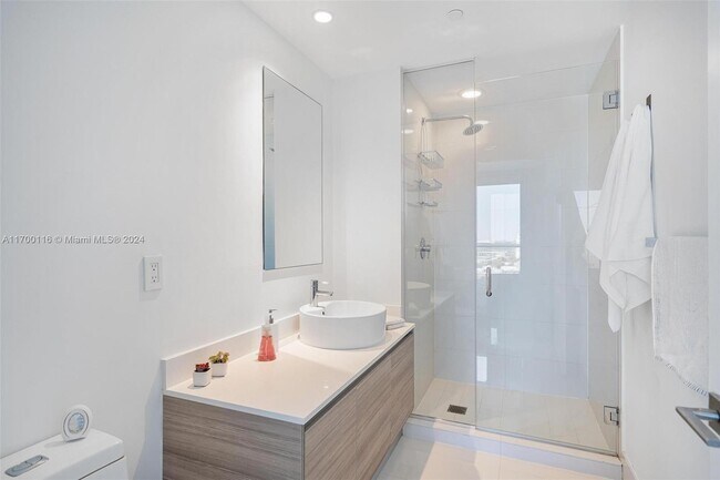 121 NE 34th St, Unit 2109 in Miami, FL - Building Photo - Building Photo