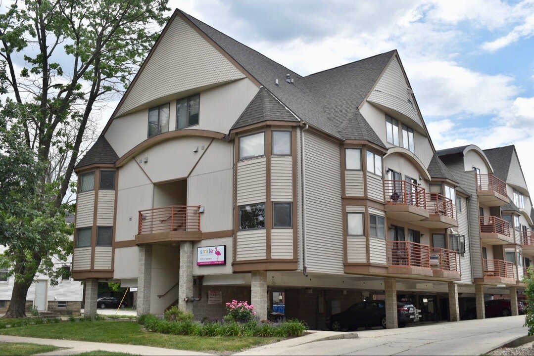 57 E Chalmers in Champaign, IL - Foto de edificio