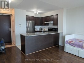 208 Enfield Pl in Mississauga, ON - Building Photo