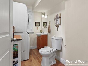 66 Saunders St, Unit 1 in Medford, MA - Foto de edificio - Building Photo