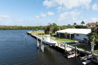 8585 SE Palm St in Hobe Sound, FL - Building Photo - Building Photo