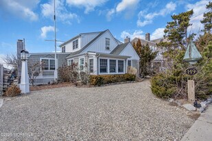 149 NJ-35 in Mantoloking, NJ - Building Photo