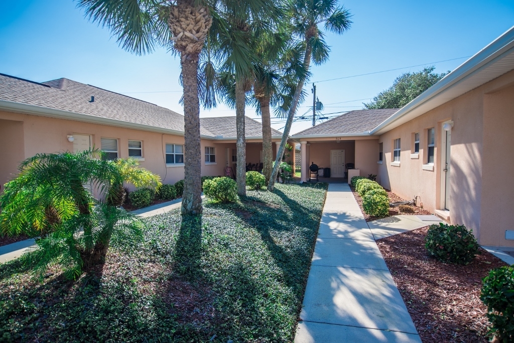 303 Lincoln Ave in Cape Canaveral, FL - Foto de edificio