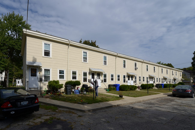 2-24 Oakleigh Ave in North Providence, RI - Foto de edificio - Building Photo