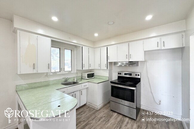 2 Sherwood Ave in Toronto, ON - Building Photo - Building Photo