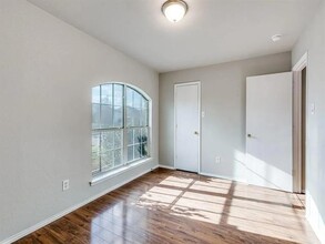 1012 Andrew St in Burleson, TX - Foto de edificio - Building Photo