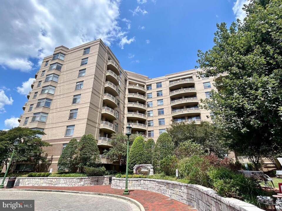 7111 Woodmont Ave in Bethesda, MD - Building Photo