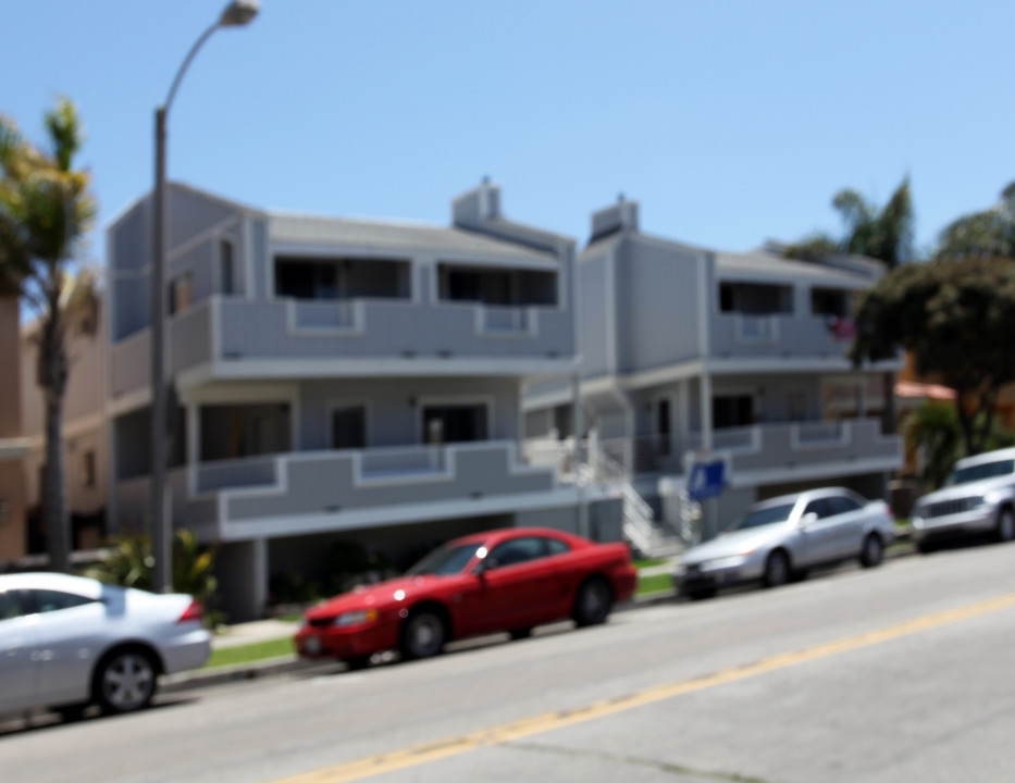 216 6th St in Huntington Beach, CA - Building Photo