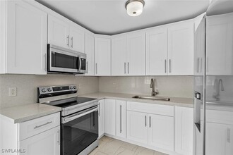 1106-1108 SE 8th Terrace in Cape Coral, FL - Foto de edificio - Building Photo