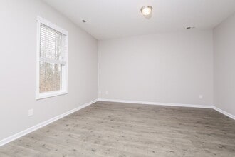 105 Oakdale Ave in Clayton, NC - Building Photo - Building Photo