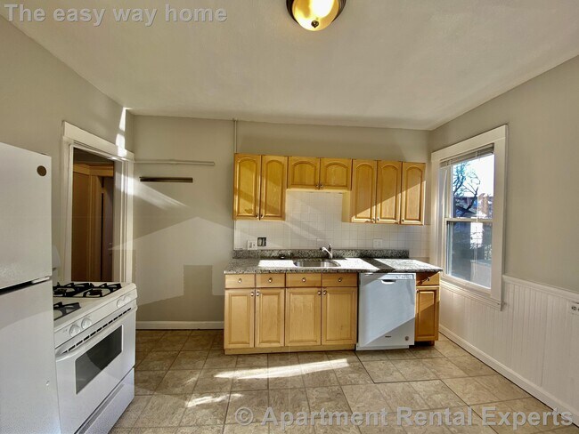 36 N Beacon St, Unit #2 in Allston, MA - Foto de edificio - Building Photo