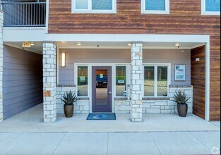 2401 E Oltorf St in Austin, TX - Building Photo - Building Photo