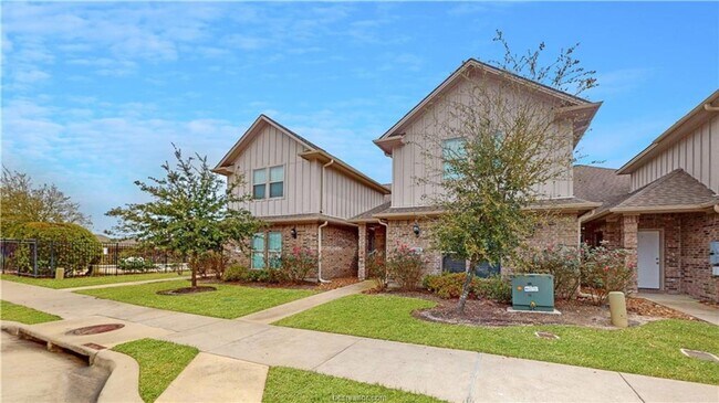 4 Bed, 4 Bath University Heights Townhome for August 2026 Move In! in College Station, TX - Building Photo - Building Photo