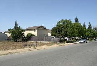 Lincoln Place Apartments in Reedley, CA - Building Photo - Building Photo