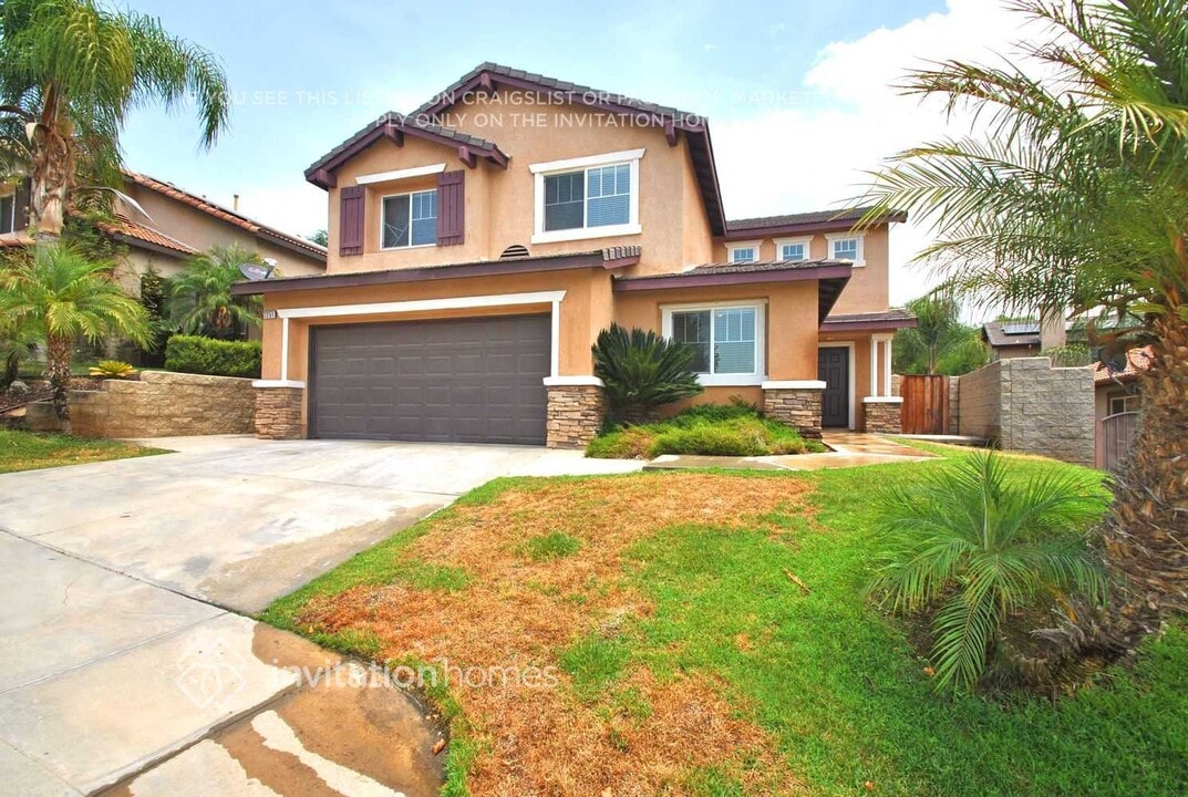 7251 Fairwood Ln in Highland, CA - Building Photo