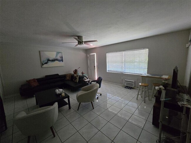 1117 NE 17th Way, Unit 1-3 in Fort Lauderdale, FL - Building Photo - Building Photo