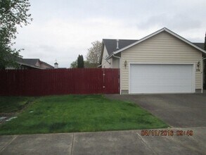 226 Montclair Dr in Sutherlin, OR - Building Photo - Building Photo