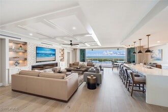 13945 Old Coast Rd in Naples, FL - Foto de edificio - Building Photo