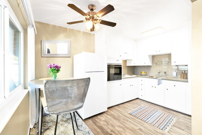 Royal Palms Apartments in Santa Clara, CA - Foto de edificio - Building Photo