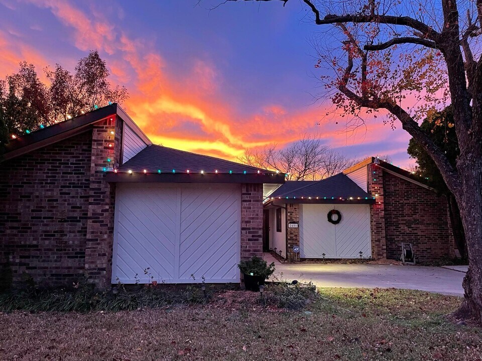 2401 Thistle Ct in Euless, TX - Building Photo