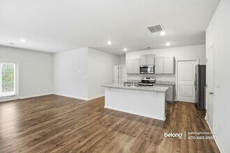 8279 Bluewater Dr in Fairburn, GA - Foto de edificio - Building Photo