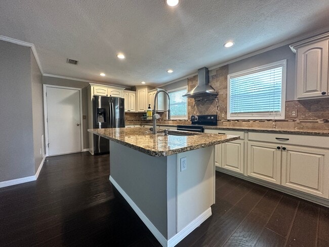 property at 2724 Lexington Dr