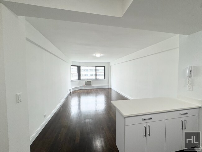 EAST 69 STREET in New York, NY - Building Photo - Building Photo