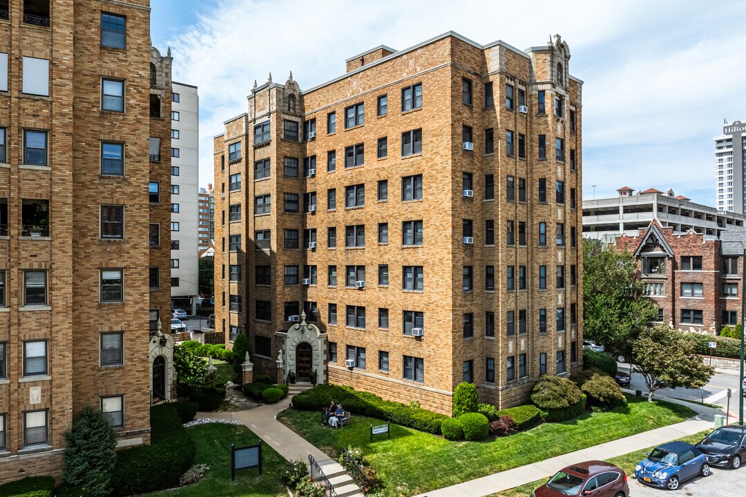Henry Wadsworth Longfellow Apartments in Kansas City, MO - Building Photo
