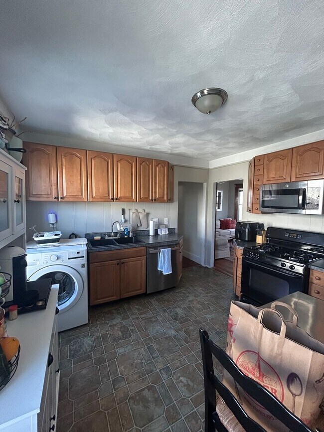 property at 932 E 4th St