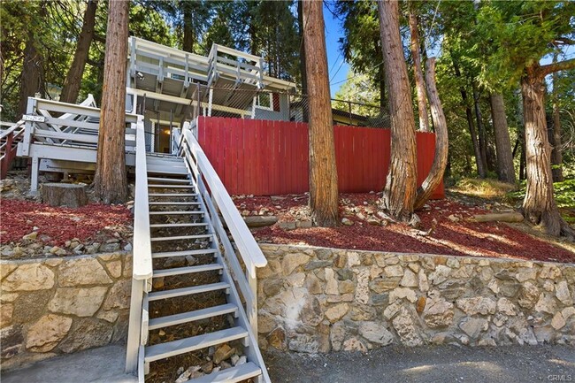 726 Golden Dr in Lake Arrowhead, CA - Building Photo - Building Photo