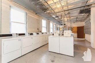 550 W Arlington Pl, Unit 308 in Chicago, IL - Building Photo - Building Photo