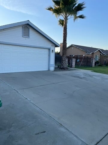 2053 Thompson Ave in Selma, CA - Foto de edificio - Building Photo