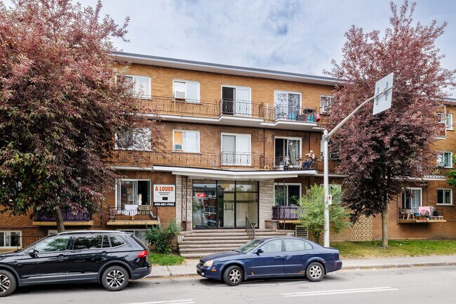 500 Chomedey Boul in Laval, QC - Building Photo - Primary Photo