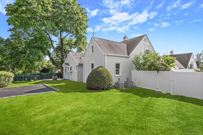 154 Henry St in Greenwich, CT - Building Photo - Building Photo