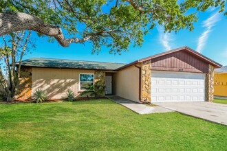1424 Foxboro Dr in Brandon, FL - Building Photo - Building Photo