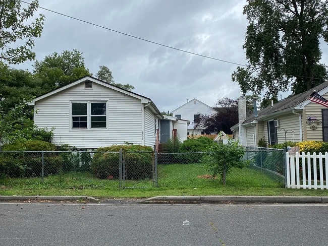 property at 276 Linden Ave