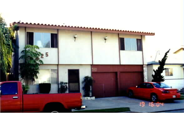 825 Roswell Ave in Long Beach, CA - Foto de edificio - Building Photo