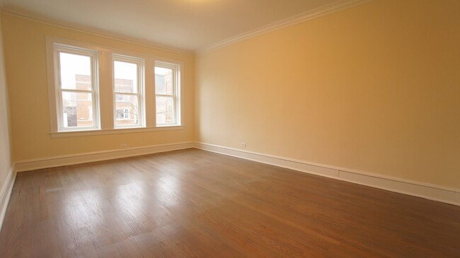 2349 N Drake Ave, Unit 3533-3 in Chicago, IL - Building Photo - Building Photo