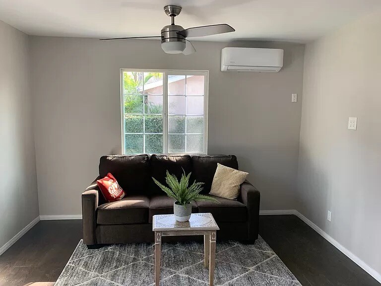 7653 N Claybeck Ave in Burbank, CA - Building Photo