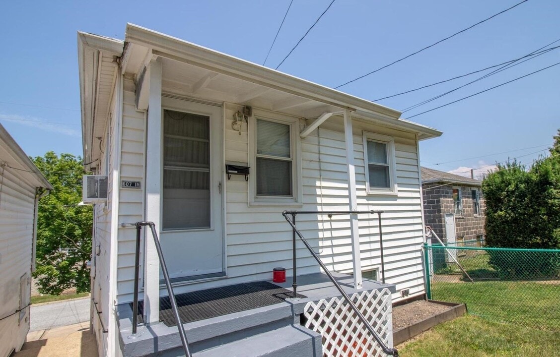 607 W Broadway in Red Lion, PA - Building Photo