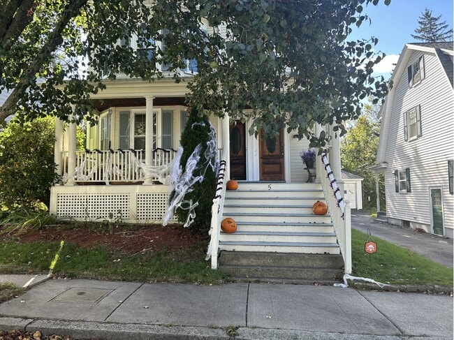 property at 5 Larchmont Rd