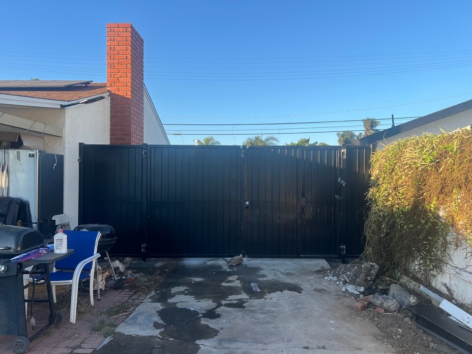 1215 W L St, Unit Unit 2 in Wilmington, CA - Building Photo